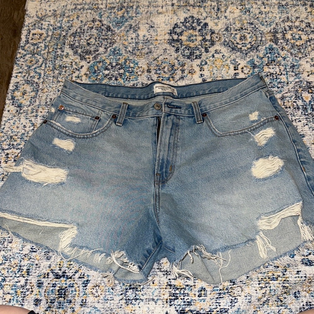 Abercrombie and Fitch womans size 14 mid rise boyfriend short. NWOT